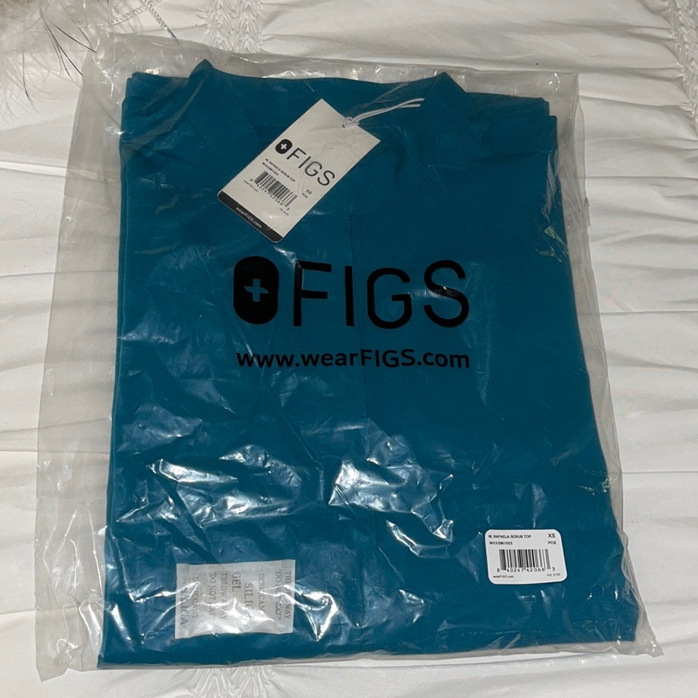 Figs scrub top